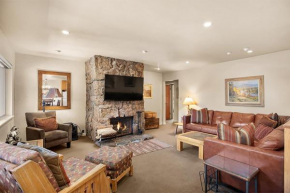Silverglo Condominiums Unit 308, Expansive 4 BD Condo, Walking Distance to Town with Pool Access